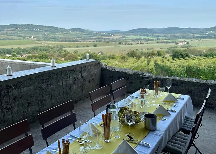 Bakos Pinceszet Csobanc Bastya Es Borterasz Gyulakeszi